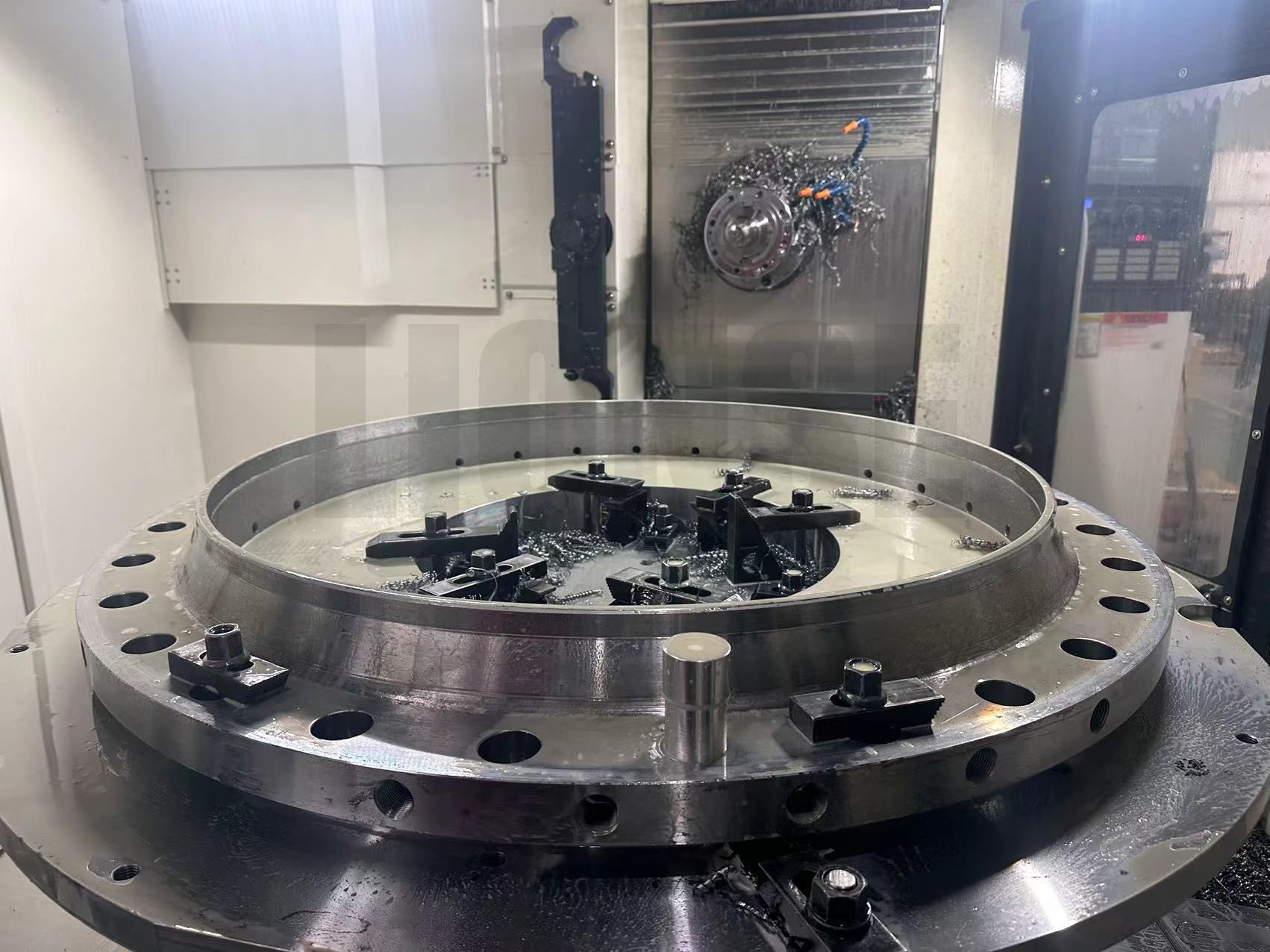 Ірі диаметрлі фланецтерді бұрғылау кезінде тесікті қалай қамтамасыз ету керек?