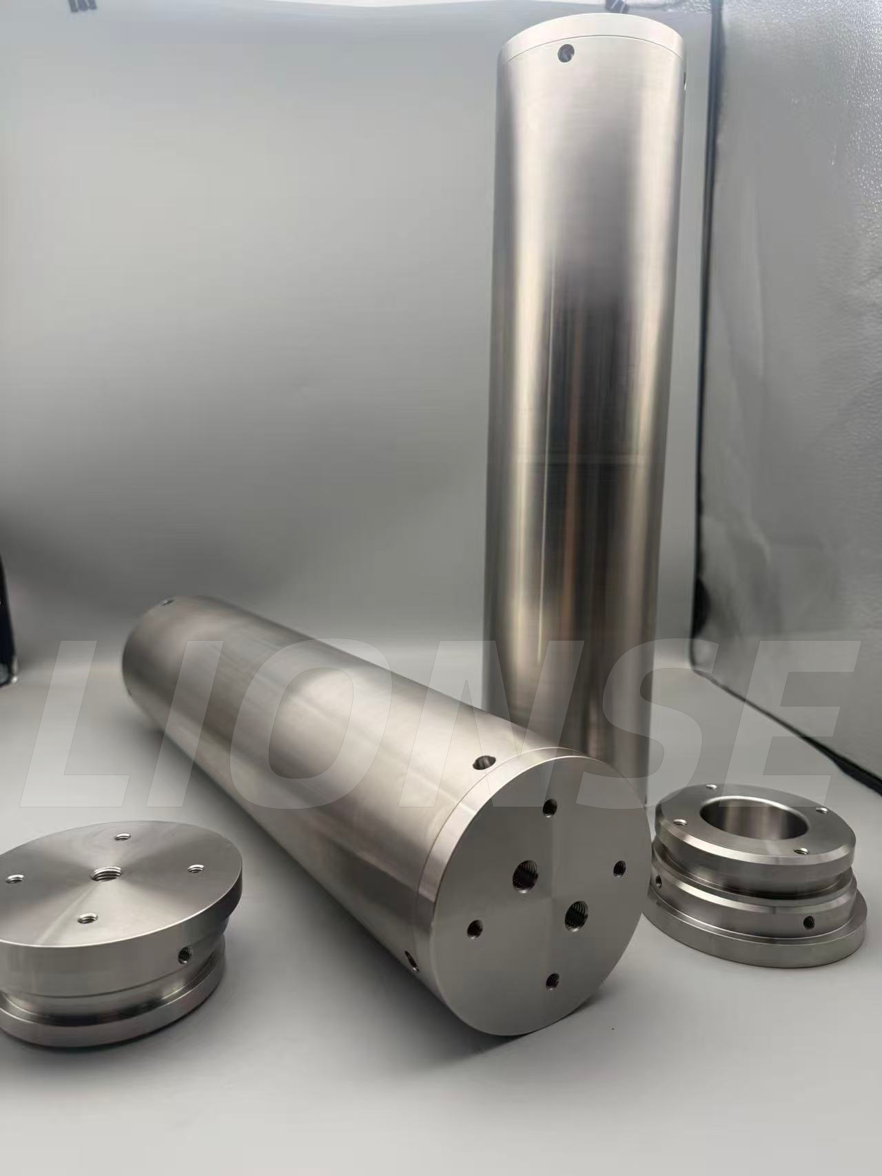 Неліктен кейбір адамдар терең теңізді барлауда қолданылатын герметикалық кабинаның сыртқы қабығы үшін титан қорытпасынан гөрі тот баспайтын болатты таңдайды?