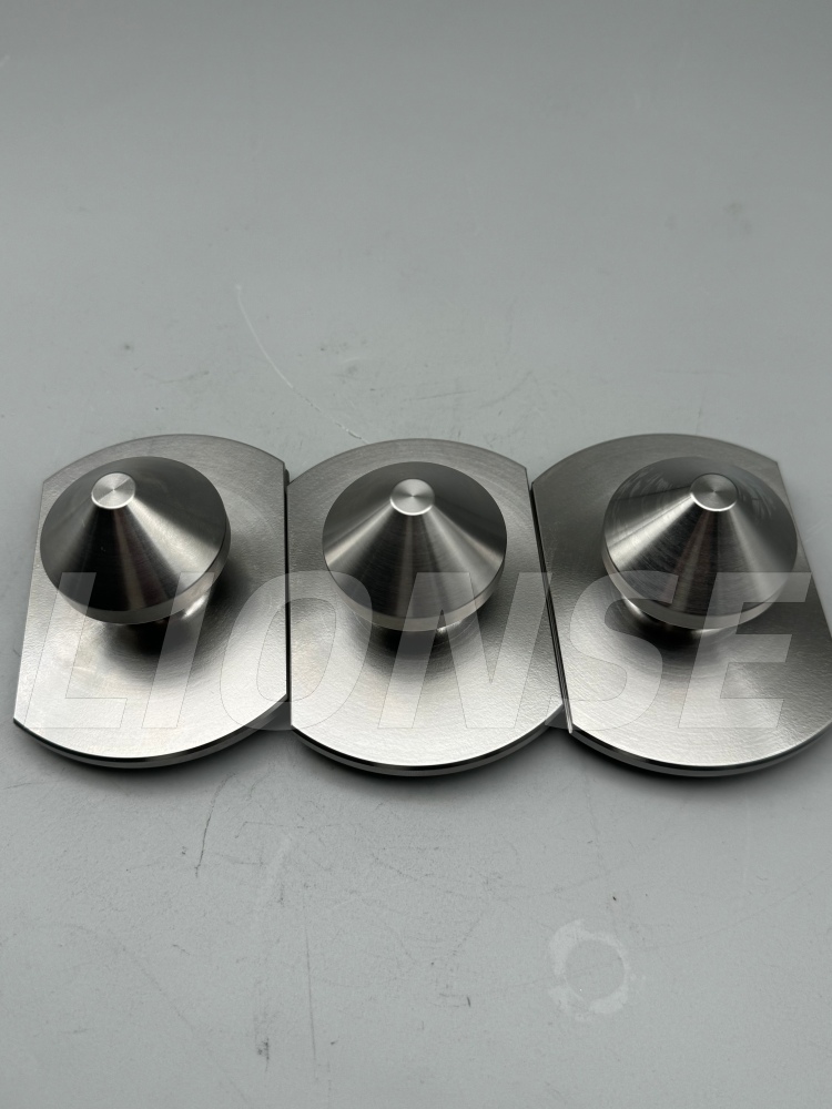 Конустық бетті орналастыратын тартқыш шпилька